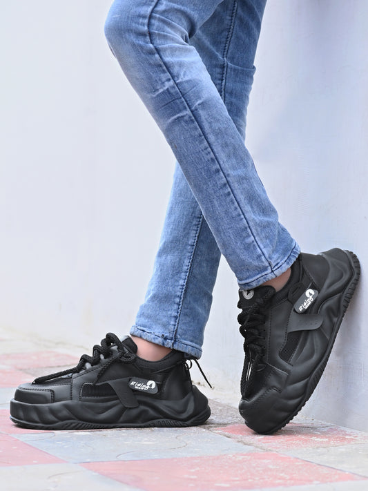 Men’s black chunky sneakers with thick sole and lace-up design